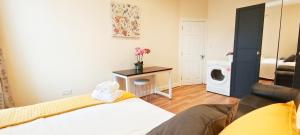 Zimmer mit einem Bett und einer Waschmaschine in der Unterkunft Rose 4 at Hammersmith in London