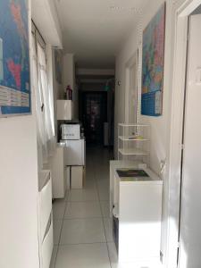 una cocina con electrodomésticos blancos y un pasillo en DaRoDa Guest House Napoli, en Nápoles
