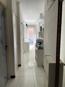 corridoio di una cucina con pareti bianche di DaRoDa Guest House Napoli a Napoli