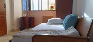 uma cama num quarto com uma janela em SEAVIEW Room Bandra W Bandstand Nr Taj WOMEN ONLY em Mumbai