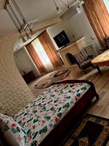 1 dormitorio con cama y espejo en una habitación en Pensiunea King, en Timisoara