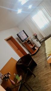 een woonkamer met een bureau en een laptop. bij Pensiunea King in Timişoara