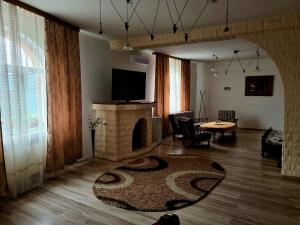 sala de estar con chimenea y TV en Pensiunea King, en Timisoara