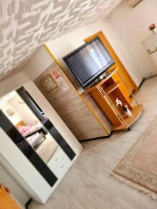 a living room with a flat screen tv in a room at Pensiunea King in Timişoara +10 photos