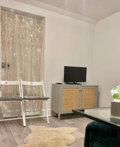 Μια τηλεόραση ή/και κέντρο ψυχαγωγίας στο Zen Garden Hideaway. Close to Harry Potter&trains.