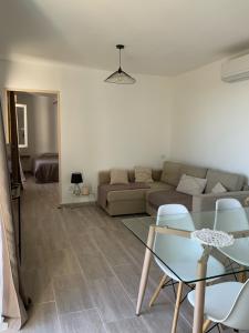 A seating area at Logement entier vue mer