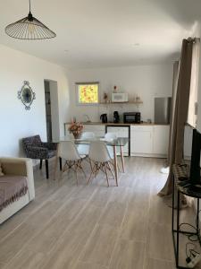 Kuchyň nebo kuchyňský kout v ubytování Logement entier vue mer