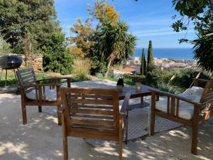 two chairs and a table with a cat sitting on it at Logement entier vue mer in Bastia