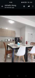 NurAz Residensi Adelia2, Bangi Avenue, Free wifi, Pool في كاجانغ: مطبخ مع طاولة وكراسي في مطبخ
