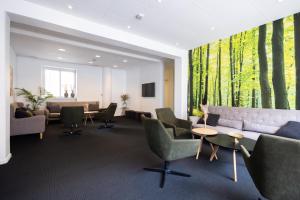 una sala de espera con un sofá y sillas en Milling Hotel Gestus, en Aalborg