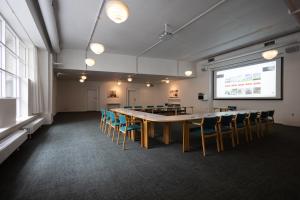 una sala de conferencias con una mesa larga y sillas en Milling Hotel Gestus, en Aalborg