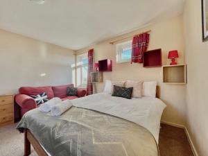 a small bedroom with a bed and a couch at GuestReady-Close To Leeds City, Spacious, Sleeps 6 in Leeds