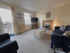 uma sala de estar com dois sofás e uma lareira em GuestReady-Close To Leeds City, Spacious, Sleeps 6 em Leeds