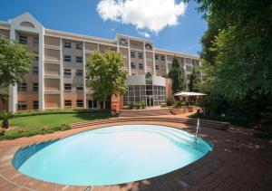 une piscine vide devant un bâtiment dans l'établissement StayEasy Eastgate, à Johannesbourg