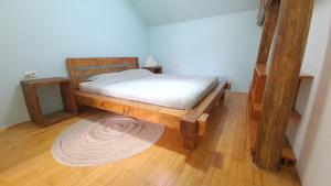 una camera con un letto e un tappeto su un pavimento in legno di Vojvoda a Belgrado