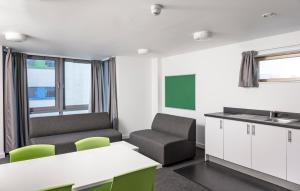an office room with a sink and a table and chairs at Wenlock Court in Luton