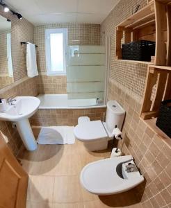 Ένα μπάνιο στο Moderno y Confortable Apartamento en Güejar Sierra, con Aparcamiento, Terraza, WI-FI