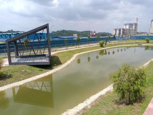 NurAz Residensi Adelia2, Bangi Avenue, Free wifi, Pool في كاجانغ: جسر فوق هيئة ماء