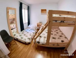 Ένα ή περισσότερα κρεβάτια σε δωμάτιο στο Moderno y Confortable Apartamento en Güejar Sierra, con Aparcamiento, Terraza, WI-FI