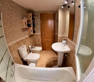 Ένα μπάνιο στο Moderno y Confortable Apartamento en Güejar Sierra, con Aparcamiento, Terraza, WI-FI +24 φωτογραφίες