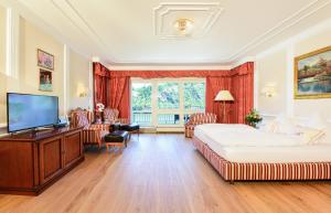 Bellevue Rheinhotel في بوبارد: غرفة فندقية بسريرين وتلفزيون بشاشة مسطحة