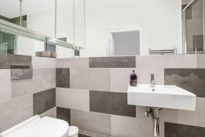 a bathroom with a sink and a toilet at Stunning 3 Bed Apartment- Paddington in London