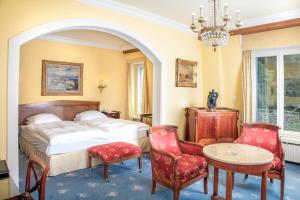 una camera con letto, tavolo e sedie di Hotel Victoria Glion a Montreux