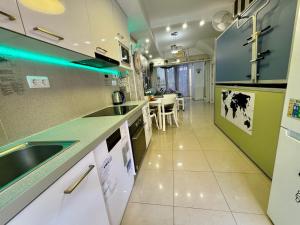 Kuchyňa alebo kuchynka v ubytovaní BADAROSA House10min to BARCELONA City&NearTo BEACH