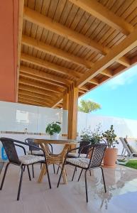 - une table et des chaises sur une terrasse avec vue dans l'établissement El lugar ideal, à Vera