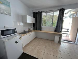 Kuchyň nebo kuchyňský kout v ubytování Browns Broadbeach