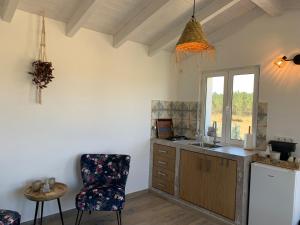una cucina con bancone, sedia e lavandino di Sun, Sea, Nature ad Aljezur Altre 19 foto