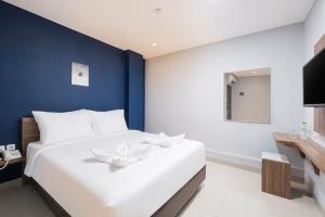 Voodi või voodid majutusasutuse Gold Hotel Simpang Lima toas