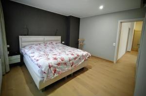 ein Schlafzimmer mit einem Bett mit einer weißen Bettdecke in der Unterkunft Zonnezoen in De Panne