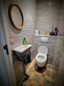 ein Badezimmer mit einem weißen WC und einem Waschbecken in der Unterkunft Zonnezoen in De Panne