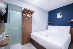 Voodi või voodid majutusasutuse Gold Hotel Simpang Lima toas