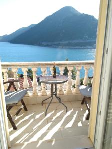 een tafel op een balkon met uitzicht op het water bij Apartments Laura Mljet in Sobra
