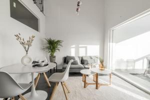 Posezení v ubytování Kotimaailma - Furnished Apartment in Vantaa with key code