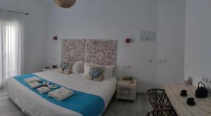 1 dormitorio con cama con almohadas y mesa en Lua Hotel Boutique, en El Pinar de El Hierro