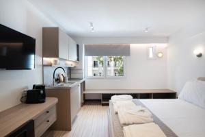 una camera con letto e una cucina con lavandino di Room Garden a Salonicco