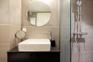 bagno con lavandino e specchio di Room Garden a Salonicco