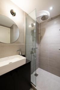 bagno con lavandino e doccia di Room Garden a Salonicco