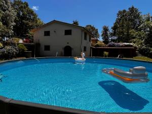בריכת השחייה שנמצאת ב-Holiday Home Serrari או באזור