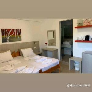 Schlafzimmer mit einem Bett, einem Waschbecken und einem Spiegel in der Unterkunft ERA Studios in Skiathos-Stadt