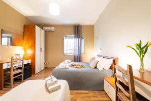 1 dormitorio con 1 cama, cocina y mesa en Rome's Best Holidays Guest House en Roma