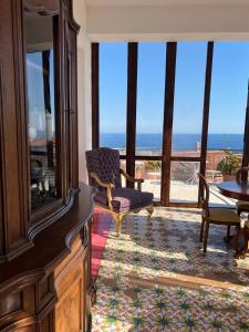 een woonkamer met uitzicht op de oceaan bij Villa Jole Faraglioni Acitrezza in Aci Castello