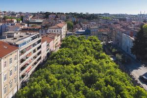 une vue aérienne sur une ville avec des bâtiments et des arbres dans l'établissement Arta Apartments City Center - with Private Parking, à Pula