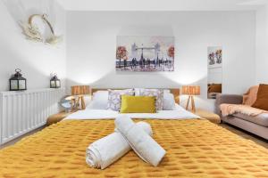 um quarto com uma cama grande e toalhas em Luxurious 3 Bedroom Flat in Haymarket London Sleeps 14 HY1 em Londres