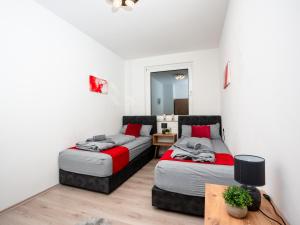 Un pat sau paturi într-o cameră la SR24 - Stillvolle Wohnung 3 in Duisburg