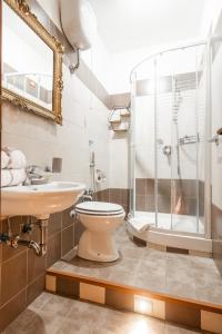 e bagno con servizi igienici, lavandino e doccia. di Rome's Best Holidays Guest House a Roma