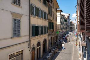 フィレンツェにあるGinori - 2 bedrooms apartment by Mercato Centraleの建物や人が歩く街道